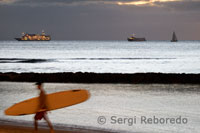 Surf i creuers, dues de les Paraules Mega si repeteixen en Les Platges de la platja de Waikiki. Oahu.